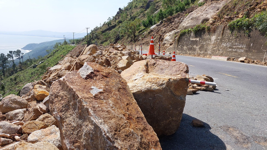 Những tảng đá lớn lăn từ vách núi dựng đứng nằm chênh vênh trên đường đèo. Nếu tiếp tục có mưa lớn, nguy cơ đá tiếp tục sạt xuống đường rất nguy hiểm cho người và phương tiện qua đèo. Những tảng đá lớn lăn từ vách núi dựng đứng nằm chênh vênh trên đường đèo. Nếu tiếp tục có mưa lớn, nguy cơ đá tiếp tục sạt xuống đường rất nguy hiểm cho người và phương tiện qua đèo.