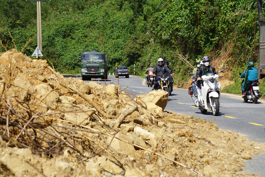 Công ty CP Đầu tư hạ tầng giao thông Đèo Cả, đơn vị quản lý vận hành đoạn đường lên đèo Hải Vân cho biết, ngay sau khi xảy ra sạt lở, Công ty đã huy động lực lượng, phương tiện san gạt đất đá để thông tuyến. Tuy nhiên, các điểm sạt lở nhiều nên đến nay việc khắc phục mới chủ yếu để đảm bảo giao thông bước một. Đối với đá lớn sạt lở xuống đường đèo thì phải tính phương án xử lý khác. Công ty CP Đầu tư hạ tầng giao thông Đèo Cả, đơn vị quản lý vận hành đoạn đường lên đèo Hải Vân cho biết, ngay sau khi xảy ra sạt lở, Công ty đã huy động lực lượng, phương tiện san gạt đất đá để thông tuyến. Tuy nhiên, các điểm sạt lở nhiều nên đến nay việc khắc phục mới chủ yếu để đảm bảo giao thông bước một. Đối với đá lớn sạt lở xuống đường đèo thì phải tính phương án xử lý khác.
