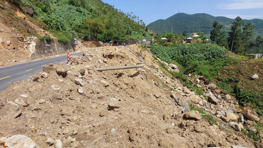 Tại tuyến đèo thuộc địa phận Đà Nẵng có đến hàng chục điểm sạt lở nặng. Tại tuyến đèo thuộc địa phận Đà Nẵng có đến hàng chục điểm sạt lở nặng.