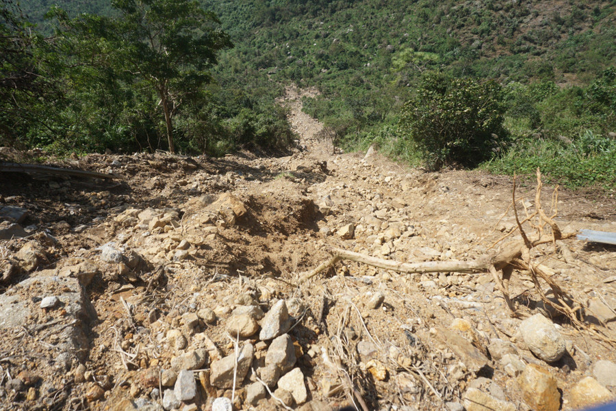 Khối lượng đất đá sạt từ trên núi xuống. Khối lượng đất đá sạt từ trên núi xuống.