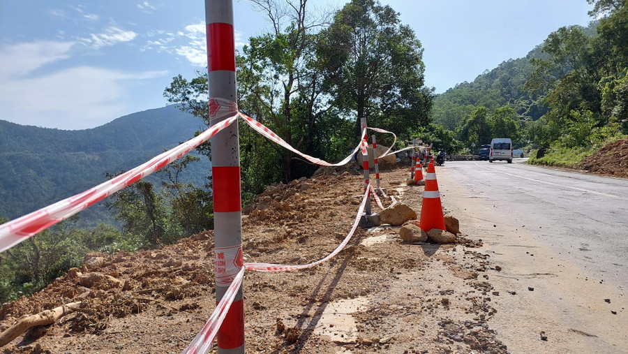 Ghi nhận của PV, tuyến đèo thuộc địa phận tỉnh Thừa Thiên - Huế cũng có nhiều điểm sạt lở, hệ thống lan can bằng bê tông bị cuốn phăng xuống vực sâu buộc lực lượng chức năng phải giăng dây cảnh báo người và phương tiện. Ghi nhận của PV, tuyến đèo thuộc địa phận tỉnh Thừa Thiên - Huế cũng có nhiều điểm sạt lở, hệ thống lan can bằng bê tông bị cuốn phăng xuống vực sâu buộc lực lượng chức năng phải giăng dây cảnh báo người và phương tiện.