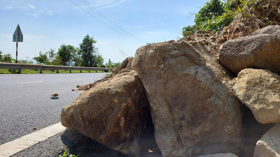 Khối lượng đất đá đổ xuống đường sau trận mưa đêm 14/10. Khối lượng đất đá đổ xuống đường sau trận mưa đêm 14/10.