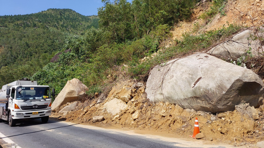 Ngày 2/11, theo ghi nhận của PV, tại tuyến đường đèo Hải Vân đoạn địa phận Đà Nẵng có hàng chục điểm sạt lở sau trận mưa lũ lịch sử đêm 14/10. Đã hơn nửa tháng nhưng do khối lượng đất đá khá nhiều nên công tác khắc phục vẫn chưa hoàn thành, giao thông trên tuyến đèo nối Đà Nẵng và Thừa Thiên - Huế bị ảnh hưởng, nhiều đoạn rất nguy hiểm. Ngày 2/11, theo ghi nhận của PV, tại tuyến đường đèo Hải Vân đoạn địa phận Đà Nẵng có hàng chục điểm sạt lở sau trận mưa lũ lịch sử đêm 14/10. Đã hơn nửa tháng nhưng do khối lượng đất đá khá nhiều nên công tác khắc phục vẫn chưa hoàn thành, giao thông trên tuyến đèo nối Đà Nẵng và Thừa Thiên - Huế bị ảnh hưởng, nhiều đoạn rất nguy hiểm.