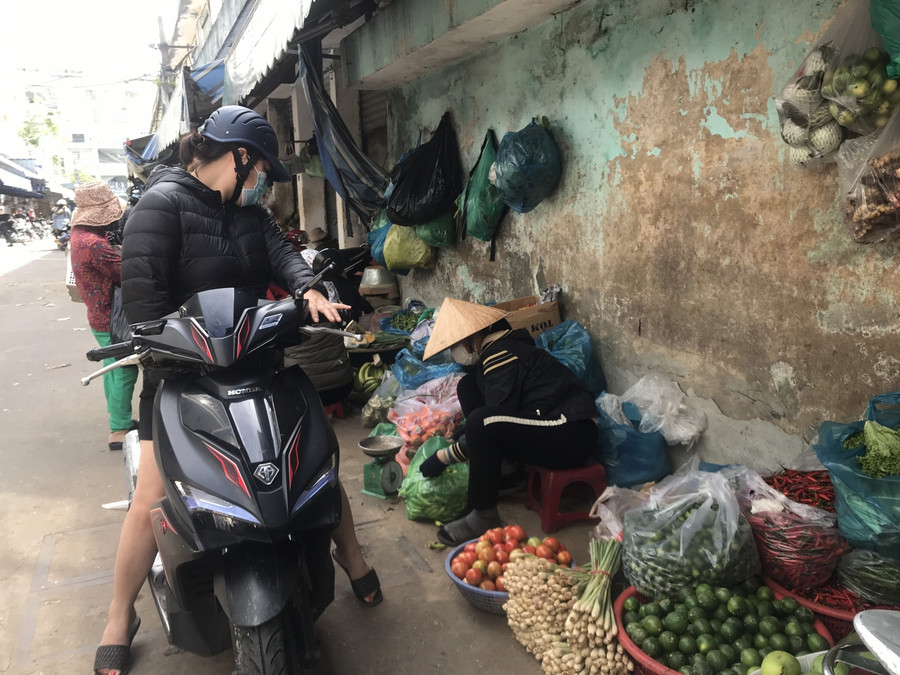 Mặc hàng hương liệu xông như: chanh, sả, gừng. . . được bày bán nhiều. 