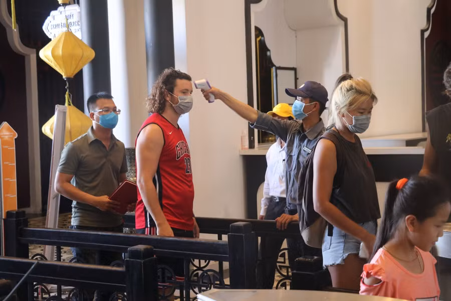 Đo thân nhiệt cho người dân và du khách tại các điểm vui chơi, giải trí. 