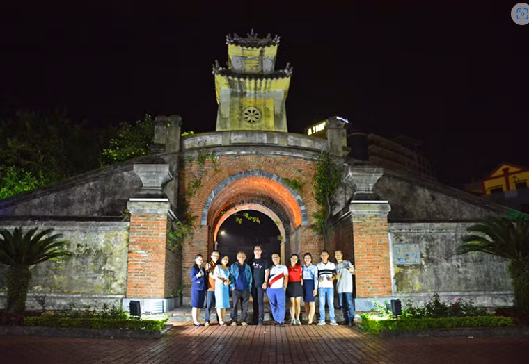 Các đơn vị Du lịch Lâm Đồng tham quan tại Quảng Bình Quan. Ảnh: D.H.