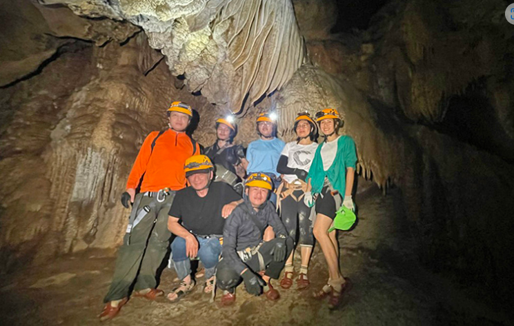 Các đơn vị Du lịch Lâm Đồng tham gia trải nghiệm, khảo sát hang Chà Lòi (huyện Lệ Thuỷ, Quảng Bình). Ảnh: D.H. Các đơn vị Du lịch Lâm Đồng tham gia trải nghiệm, khảo sát hang Chà Lòi (huyện Lệ Thuỷ, Quảng Bình). Ảnh: D.H.