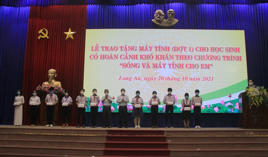 Lãnh đạo tỉnh Long An trao tặng máy tính cho học sinh có hoàn cảnh khó khăn (Ảnh: Ngọc Thạch)