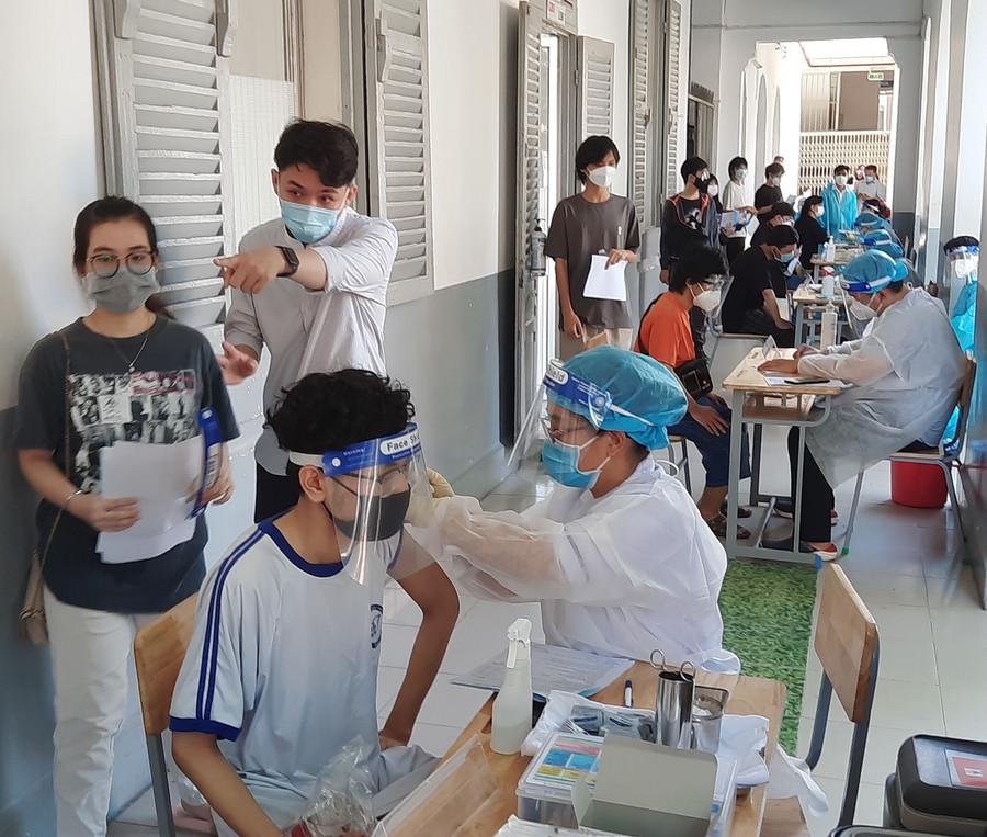 Học sinh lớp 12, Trường THPT Marie Curie TP.HCM được tiêm vắc-xin phòng Covid-19