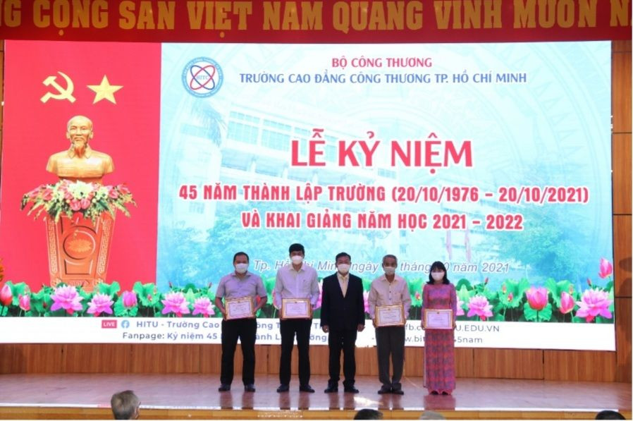 Đại diện lãnh đạo Nhà trường trao thưởng và vinh danh các tập thể và cá nhân có thành tích xuất sắc trong năm học vừa qua