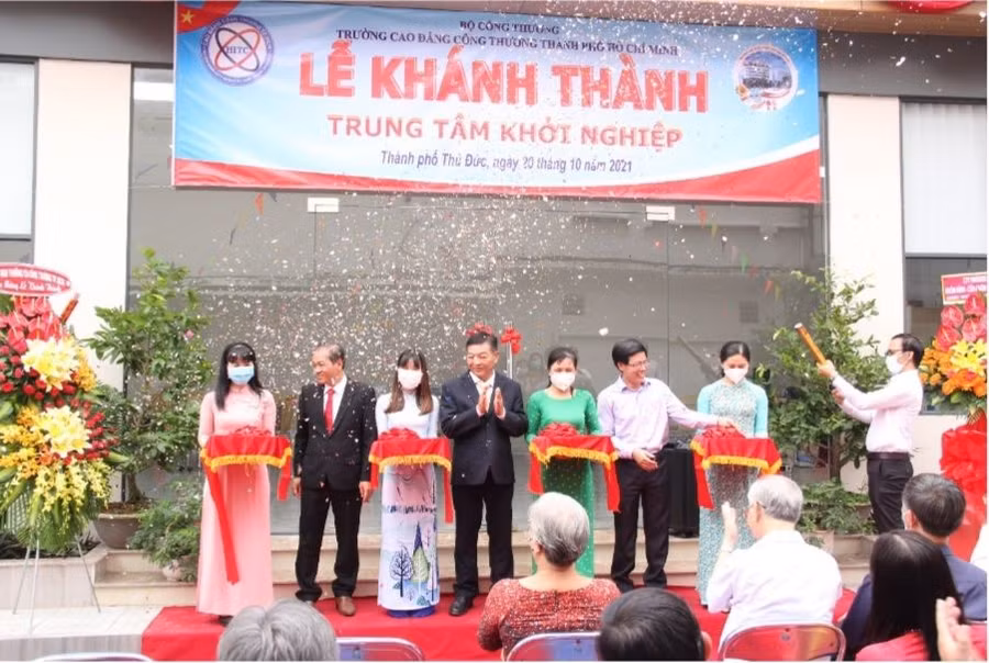 Quang cảnh lễ khánh thành Trung tâm Khởi nghiệp của nhà trường.