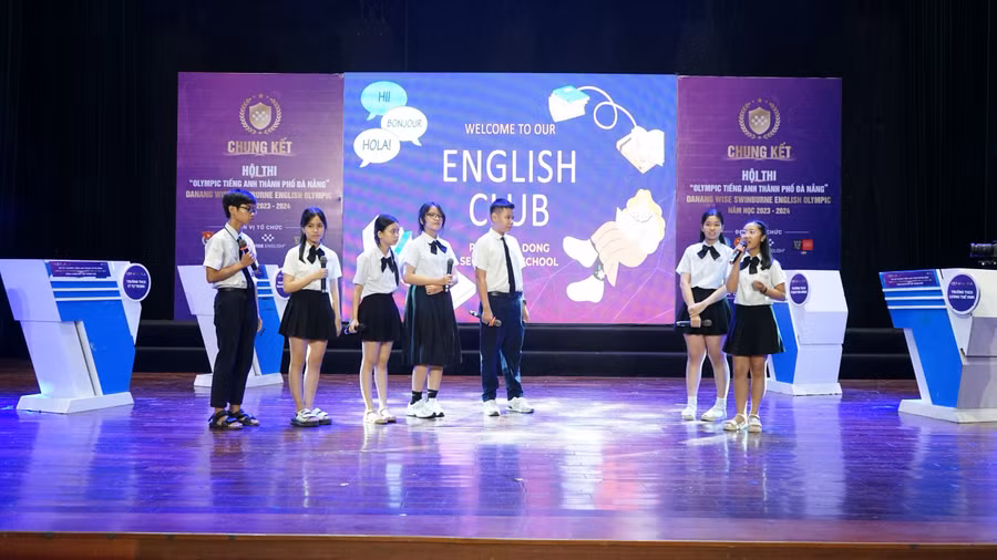 Các thí sinh trình bày phần thi của mình. 