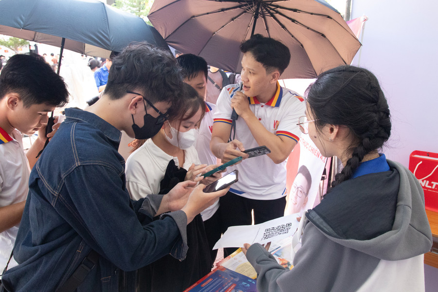 Sinh viên quét mã QR để lấy thông tin tuyển dụng. Sinh viên quét mã QR để lấy thông tin tuyển dụng.