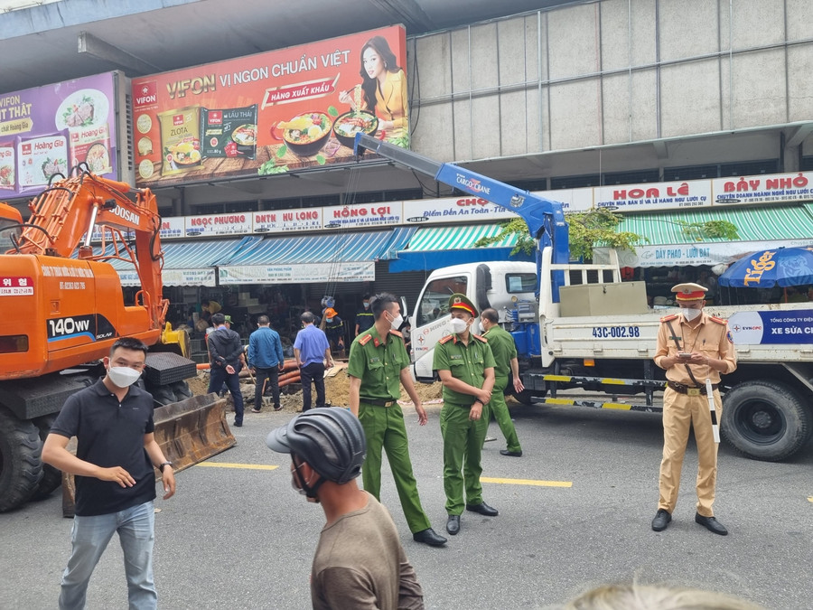 Công an phong tỏa hiện trường. 