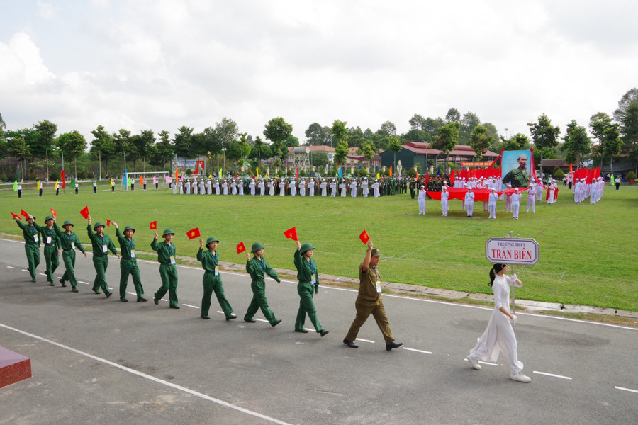 Một đoàn tham gia hội thao đang duyệt đội ngũ. (Ảnh: Phúc Minh) Một đoàn tham gia hội thao đang duyệt đội ngũ. (Ảnh: Phúc Minh)