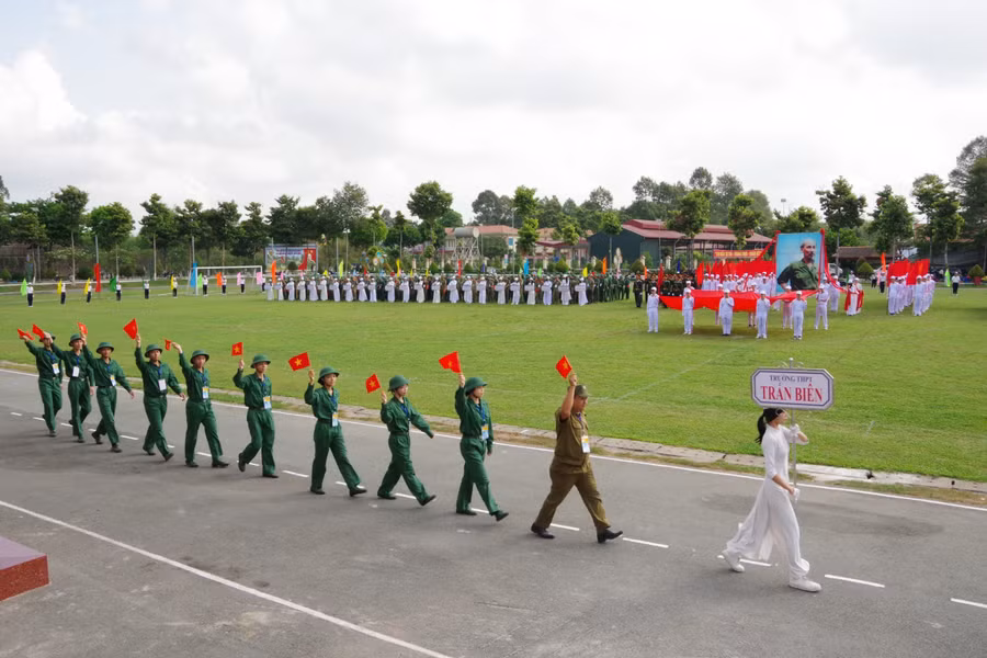 Một đoàn tham gia hội thao đang duyệt đội ngũ. (Ảnh: Phúc Minh)