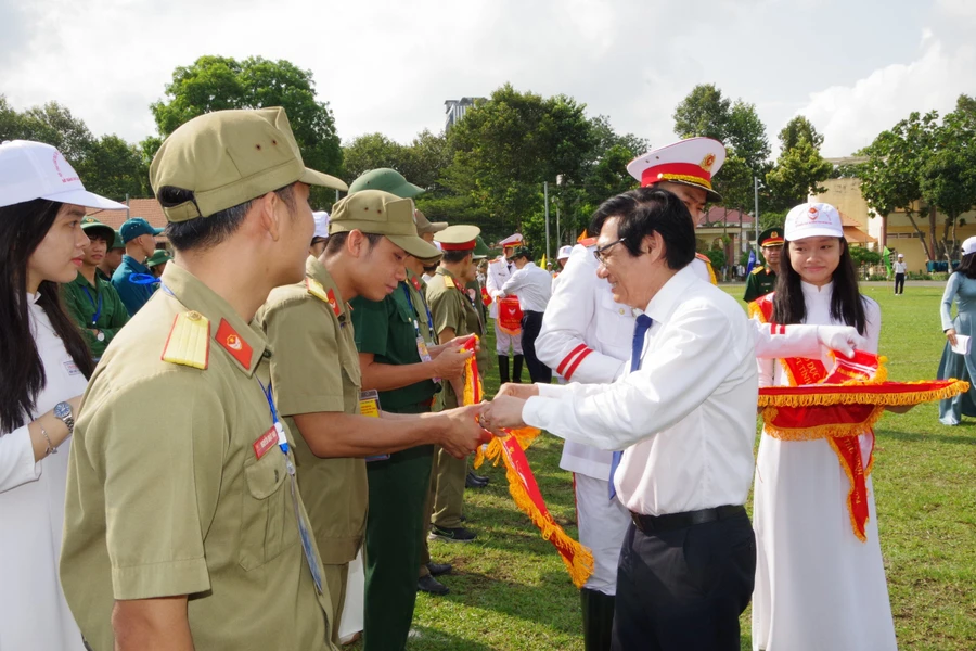 Ban tổ chức trao cờ lưu niệm cho đại diện các đội tham gia Hội thao. (Ảnh: Phúc Minh)