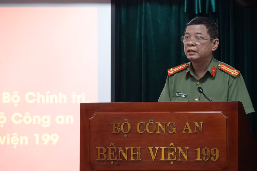 Đại tá Quách Hữu Trung - Giám đốc Bệnh viện 199 Bộ Công an, báo cáo tại buổi làm việc.