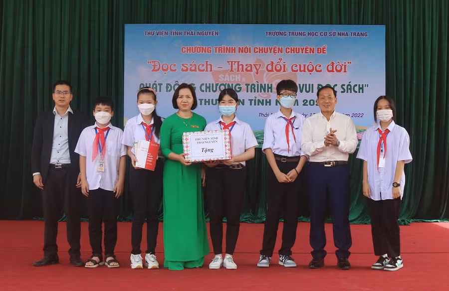 Thư viện tỉnh Thái Nguyên, chuyên gia Nguyễn Quốc Vương tặng sách cho cô và trò trường THCS Nha Trang (TP Thái Nguyên)