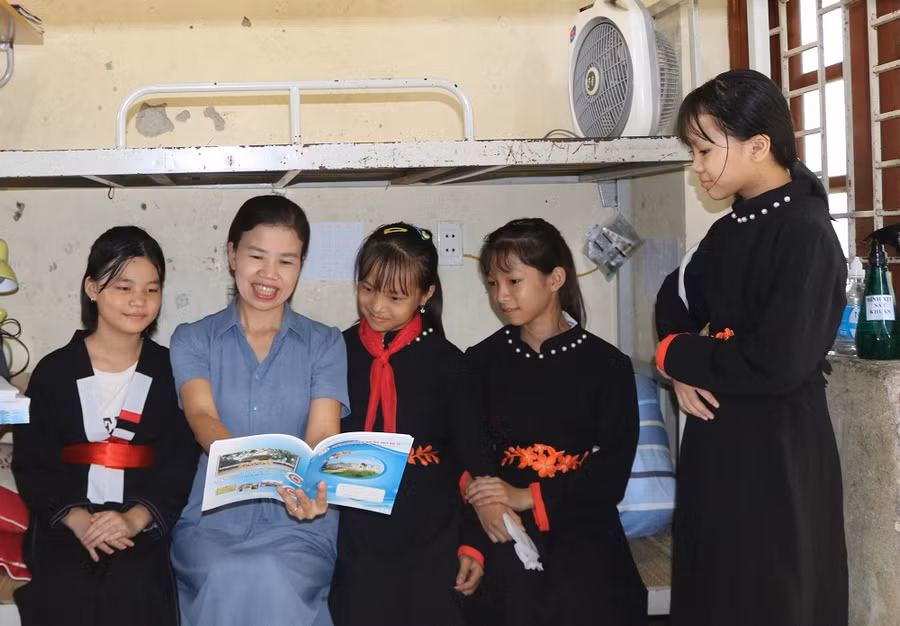 Niềm vui trong của học trò Trường Phổ thông Dân tộc nội trú THCS Đại Từ (Thái Nguyên) khi được các thầy cô giáo tận tình quan tâm.