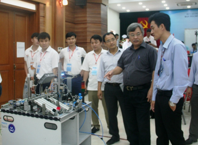 Trao đổi với ban giám khảo Hội đồng thi