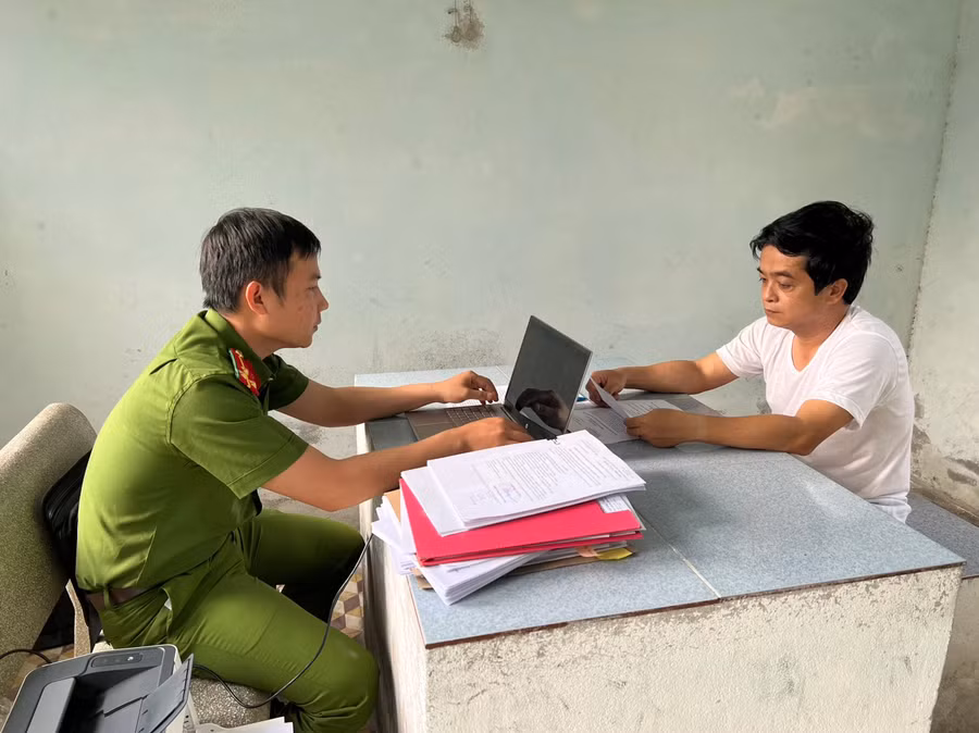 Cơ quan Công an làm việc với đối tượng Bùi Văn Tấn. Ảnh: Công an TP. Đà Nẵng. 