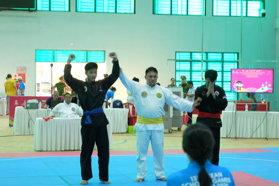 Vận động viên đội tuyển Pencak Silat Việt Nam thắng trong trận chung kết với đội tuyển Indonesia.