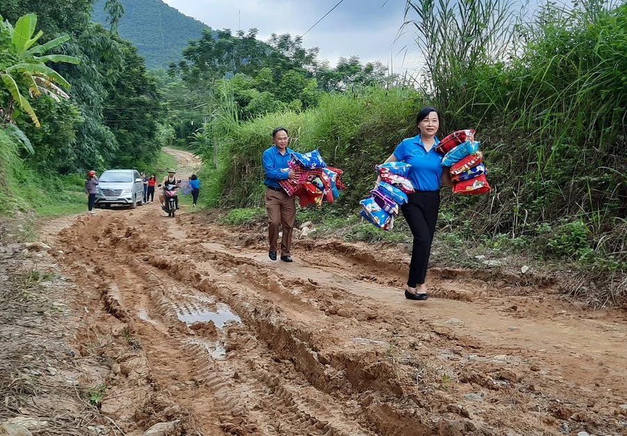 Công đoàn giáo dục Thái Nguyên tặng quà cho học trò miền núi (huyện Đồng Hỷ, Thái Nguyên).