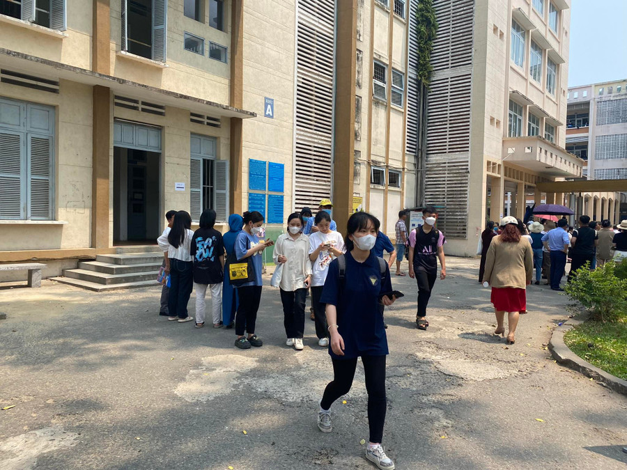 Các thí sinh sau khi hoàn thành bài thi. Ảnh: Hoàng Vinh.