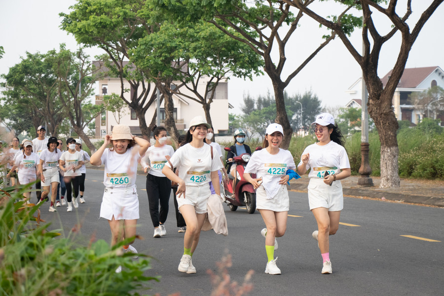 Học sinh và giáo viên cùng nhau chạy bộ. Ảnh: Hoàng Quyên.