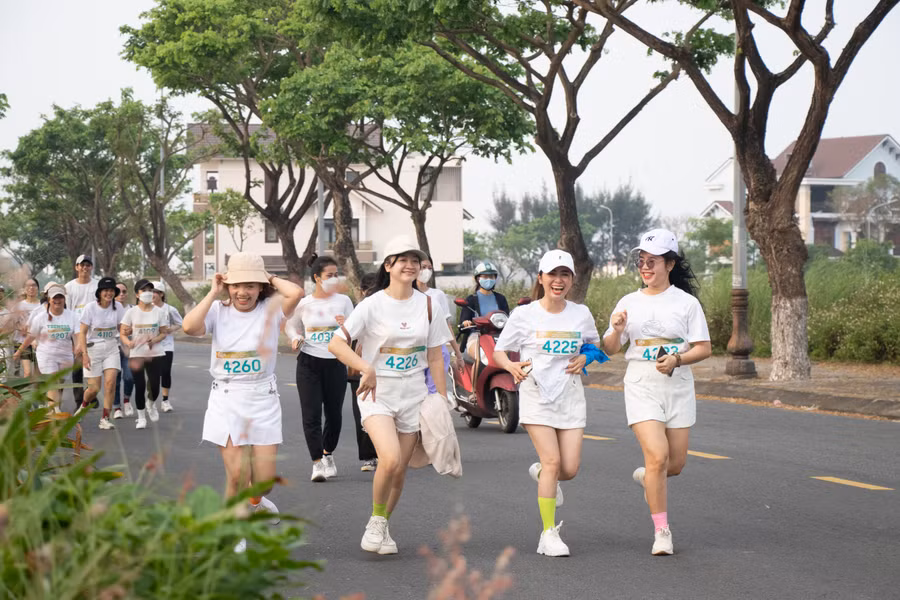 Học sinh và giáo viên cùng nhau chạy bộ. Ảnh: Hoàng Quyên.