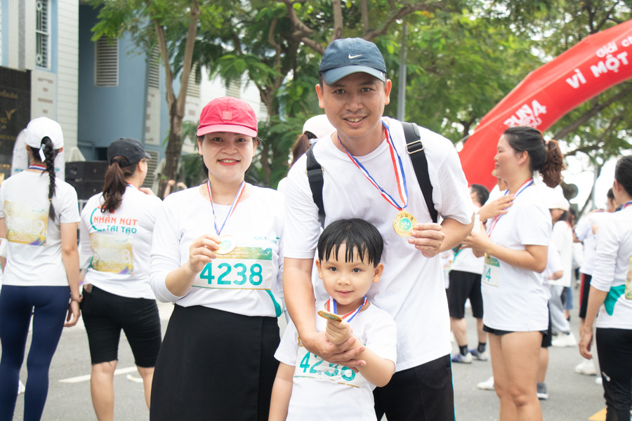 Một gia đình tham gia giải chạy. Ảnh: Hoàng Vinh.