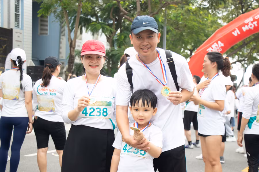Một gia đình tham gia giải chạy. Ảnh: Hoàng Vinh.