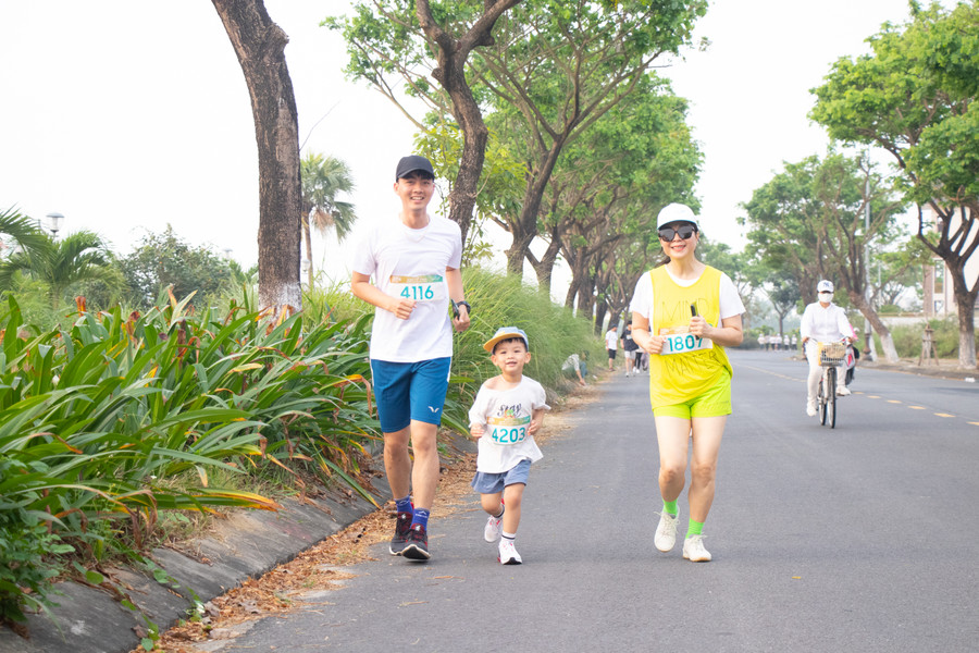 Bà Lê Thị Nam Phương (đồ vàng) - Chủ tịch Hội đồng quản trị Hệ thống giáo dục Sky-Line tham gia giải chạy. Ảnh: Hoàng Quyên.