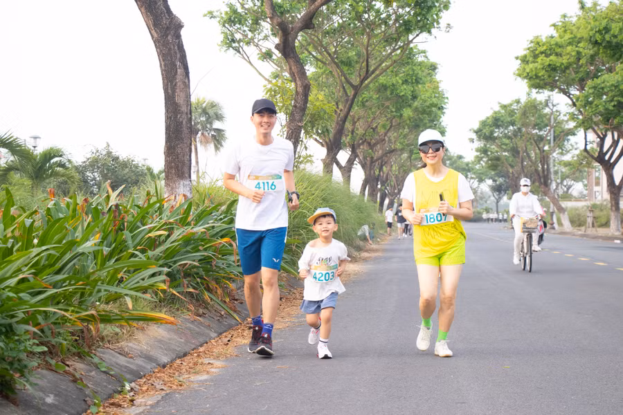 Bà Lê Thị Nam Phương (đồ vàng) - Chủ tịch Hội đồng quản trị Hệ thống giáo dục Sky-Line tham gia giải chạy. Ảnh: Hoàng Quyên.