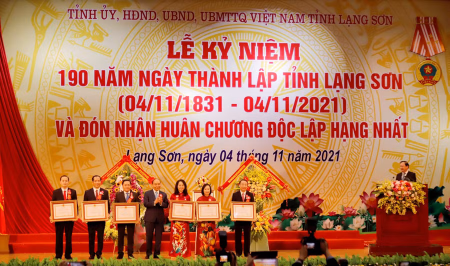 Chủ tịch nước Nguyễn Xuân Phúc trao tặng Huân chương Lao động hạng Nhì, hạng Ba cho 6 cá nhân có thành tích xuất sắc.