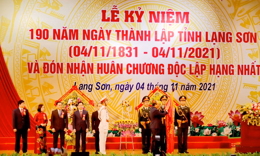 Chủ tịch nước Nguyễn Xuân Phúc gắn Huân chương Độc lập hạng Nhất lên Quốc kỳ, trao tặng phần thưởng cao quý của Đảng và Nhà nước cho Đảng bộ, chính quyền, nhân dân các dân tộc tỉnh Lạng Sơn.