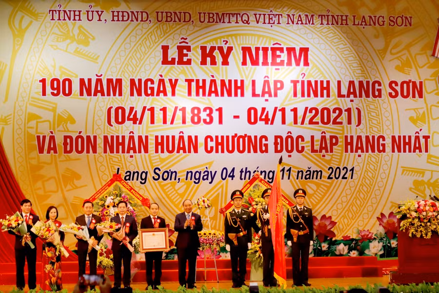 Đại diện lãnh đạo tỉnh Lạng Sơn đón nhận Huân chương Độc lập hạng Nhất từ Chủ tịch nước Nguyễn Xuân Phúc.