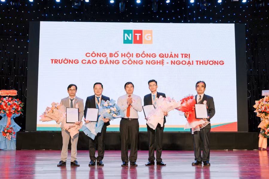 Ra mắt Hội đồng quản trị Trường Cao đẳng Công nghệ - Ngoại thương. (Ảnh: A. Tuyên)