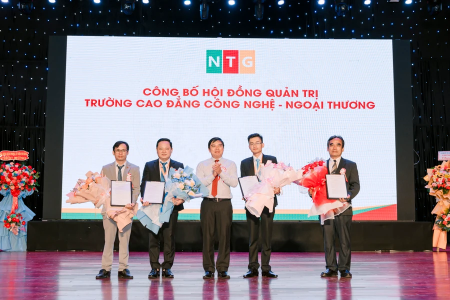 Ra mắt Hội đồng quản trị Trường Cao đẳng Công nghệ - Ngoại thương. (Ảnh: A. Tuyên)