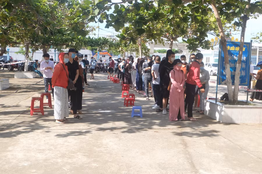 Xếp hàng đợi vào khai báo y tế và lấy mẫu.