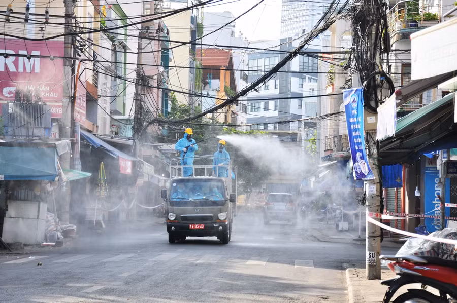 Lực lượng quân đội phun khử khuẩn toàn bộ khu vực chợ Đống Đa và hộ dân lân cận.