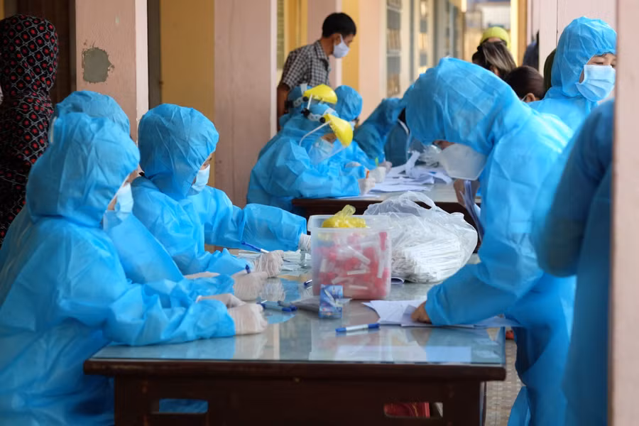 Nhân viên y tế đang làm công tác xét nghiệm tại quận Sơn Trà.