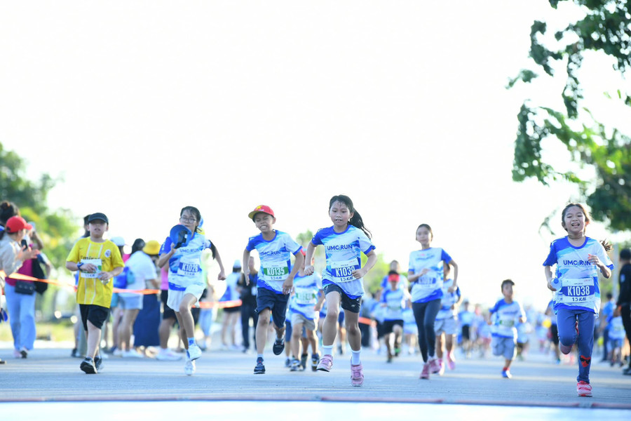 Các vận động viên nhí tranh tài ở đường chạy 1,5km.