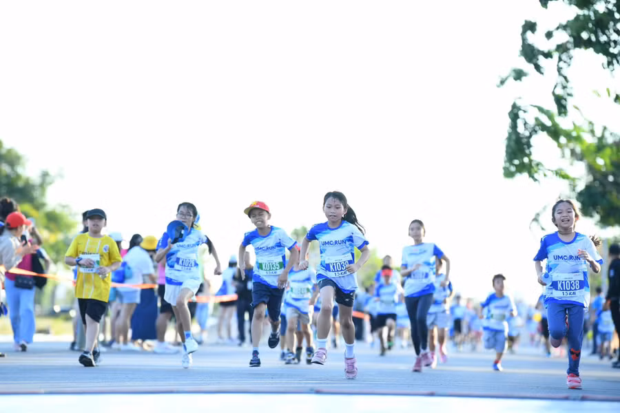 Các vận động viên nhí tranh tài ở đường chạy 1,5km.