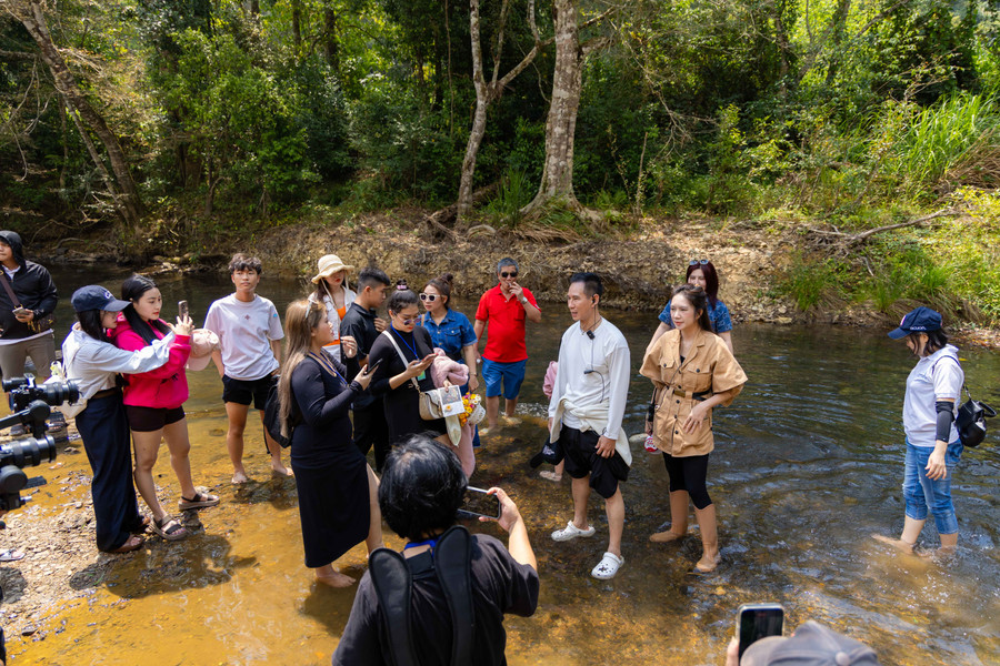 Hai vợ chồng đạo diễn cùng các vị khách trải nghiệm lội suối tại làng K’Long K’Lanh.
