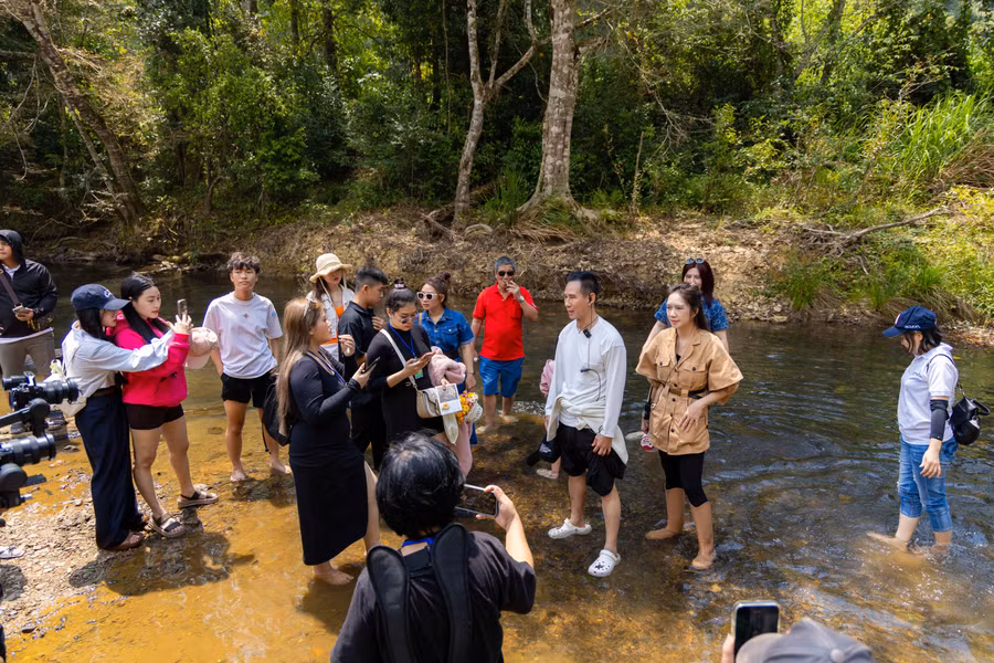 Hai vợ chồng đạo diễn cùng các vị khách trải nghiệm lội suối tại làng K’Long K’Lanh.