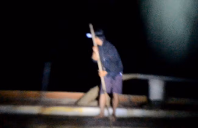 "Cát tặc" ngang nhiên trộm cát mặc cho dân truy đuổi.