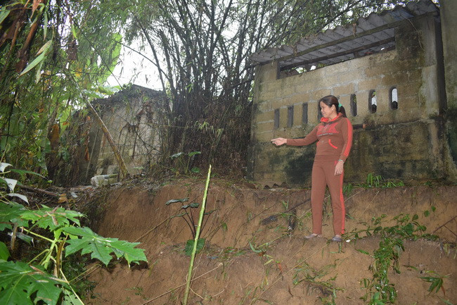 "Cát tắc " hoành hành trên sông Bồ, khiến người dân phải canh giữ bảo vệ khúc sông khỏi hiện tượng sạt lở , hàng chục ngôi nhà có nguy cơ bị "hà bá" nuốt chửng.