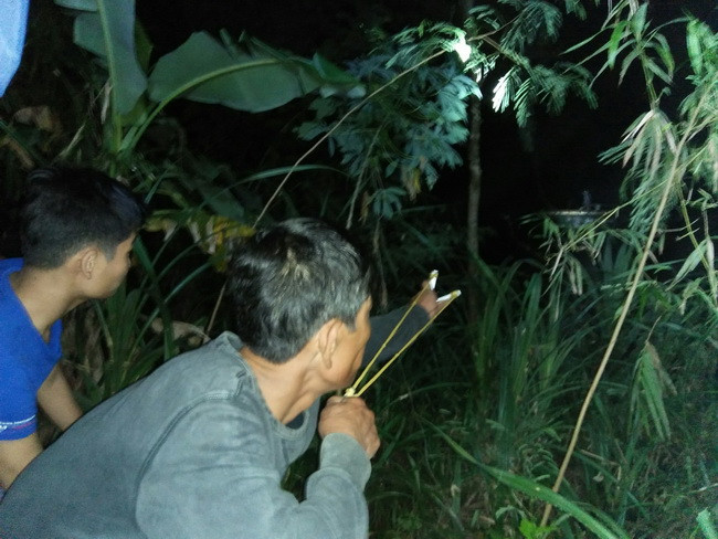 Dù người dân chỉ biết dùng ná cao su truy đuổi nhưng cát tặc vẫn thản nhiên hút cát.